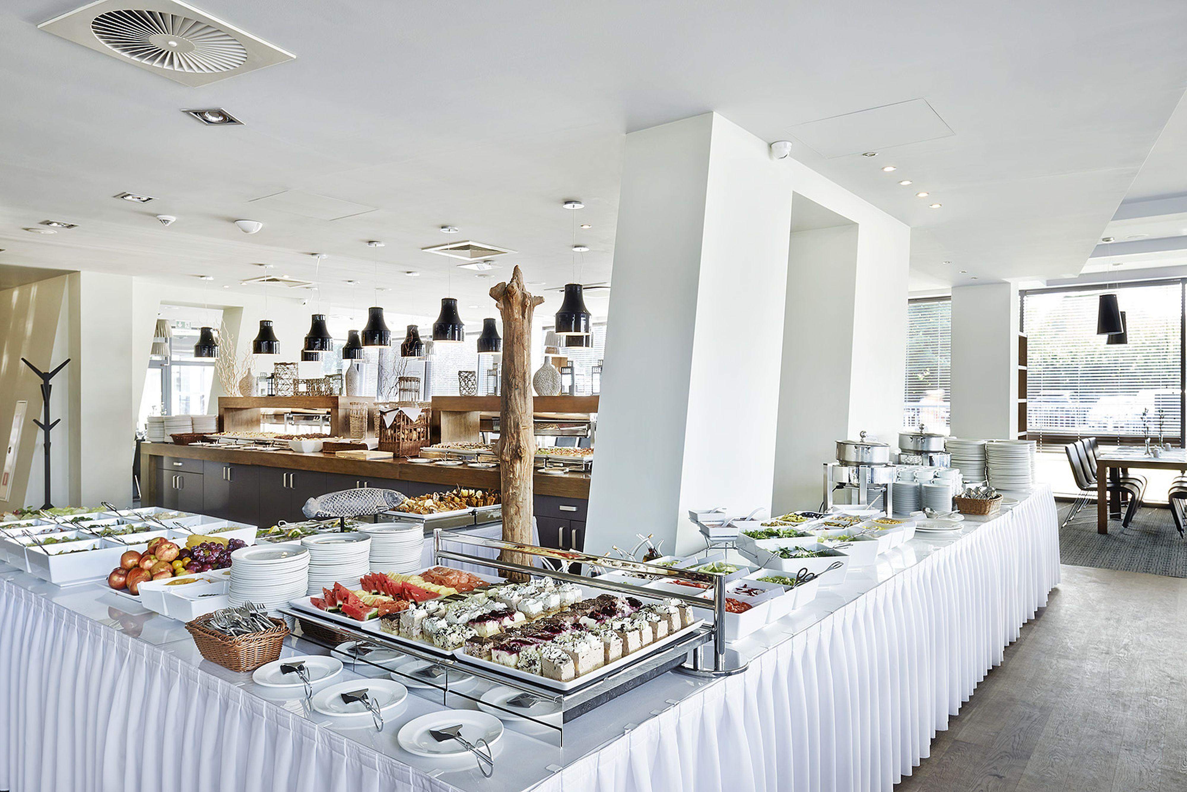 Marine Hotel By Zdrojowa Колобжег Екстериор снимка A buffet at a hotel