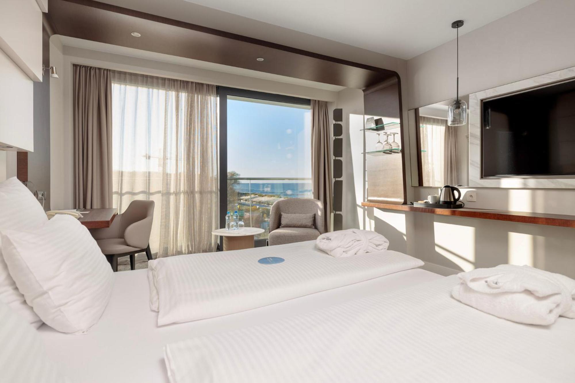 Marine Hotel By Zdrojowa Колобжег Екстериор снимка A room at the hotel