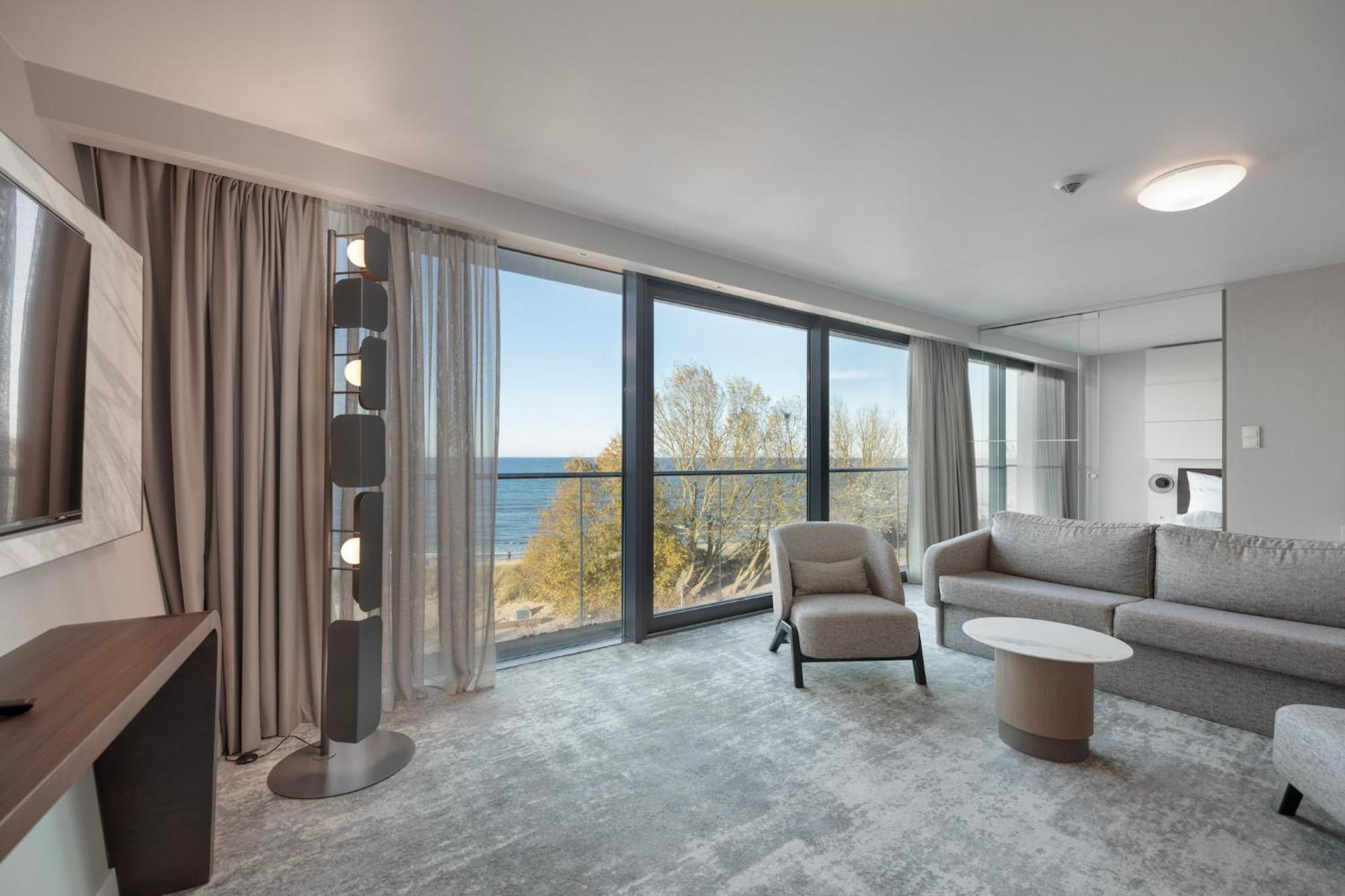 Marine Hotel By Zdrojowa Колобжег Екстериор снимка A suite at the hotel