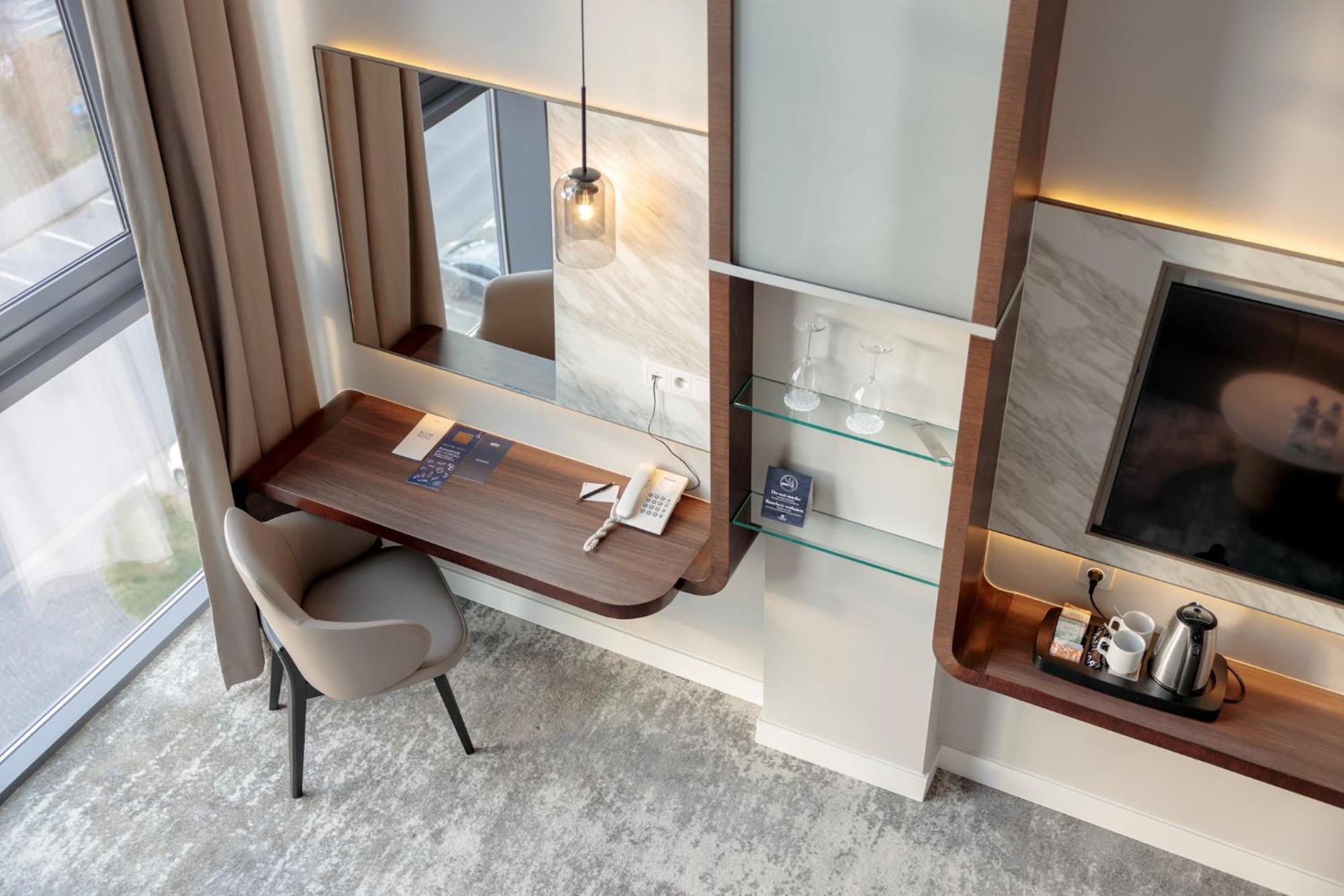 Marine Hotel By Zdrojowa Колобжег Екстериор снимка A work desk in a hotel room